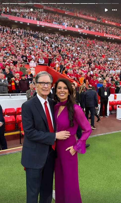 现场见证夺冠！利物浦老板亨利和老板娘琳达在安菲尔德合影