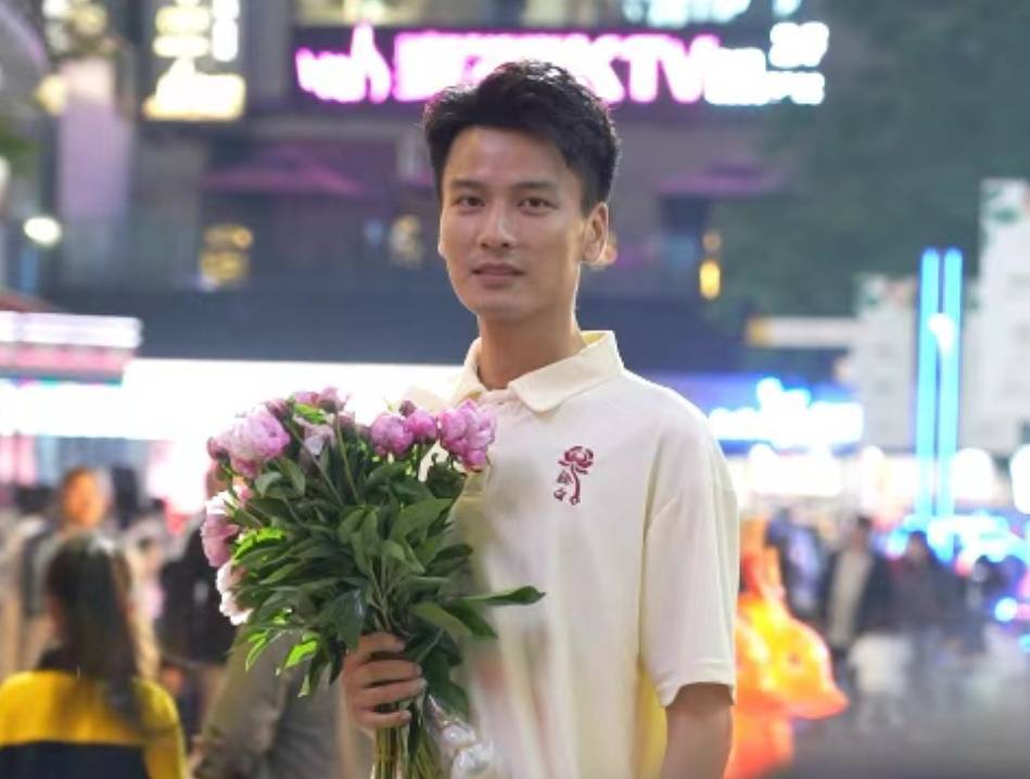 重庆高颜值副镇长助农卖花走红，副镇长称是临时起意摆摊卖花