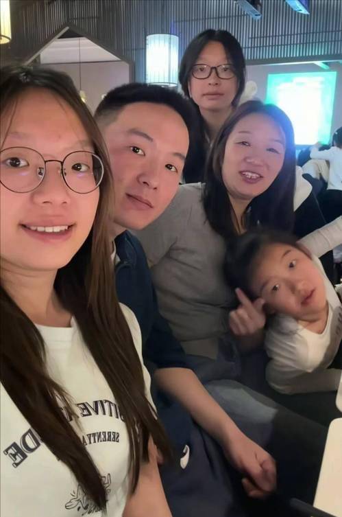 原创            谢妈穿旗袍、牵小狗接女儿放学，有富家少奶风了！有网友给她作媒