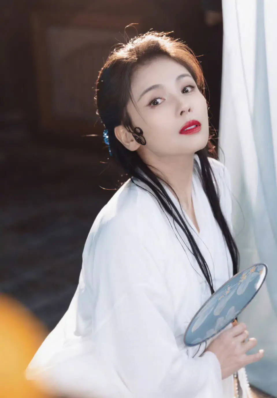 刘涛再现白蛇造型典雅素净 手拿蒲扇宛如画中女郎