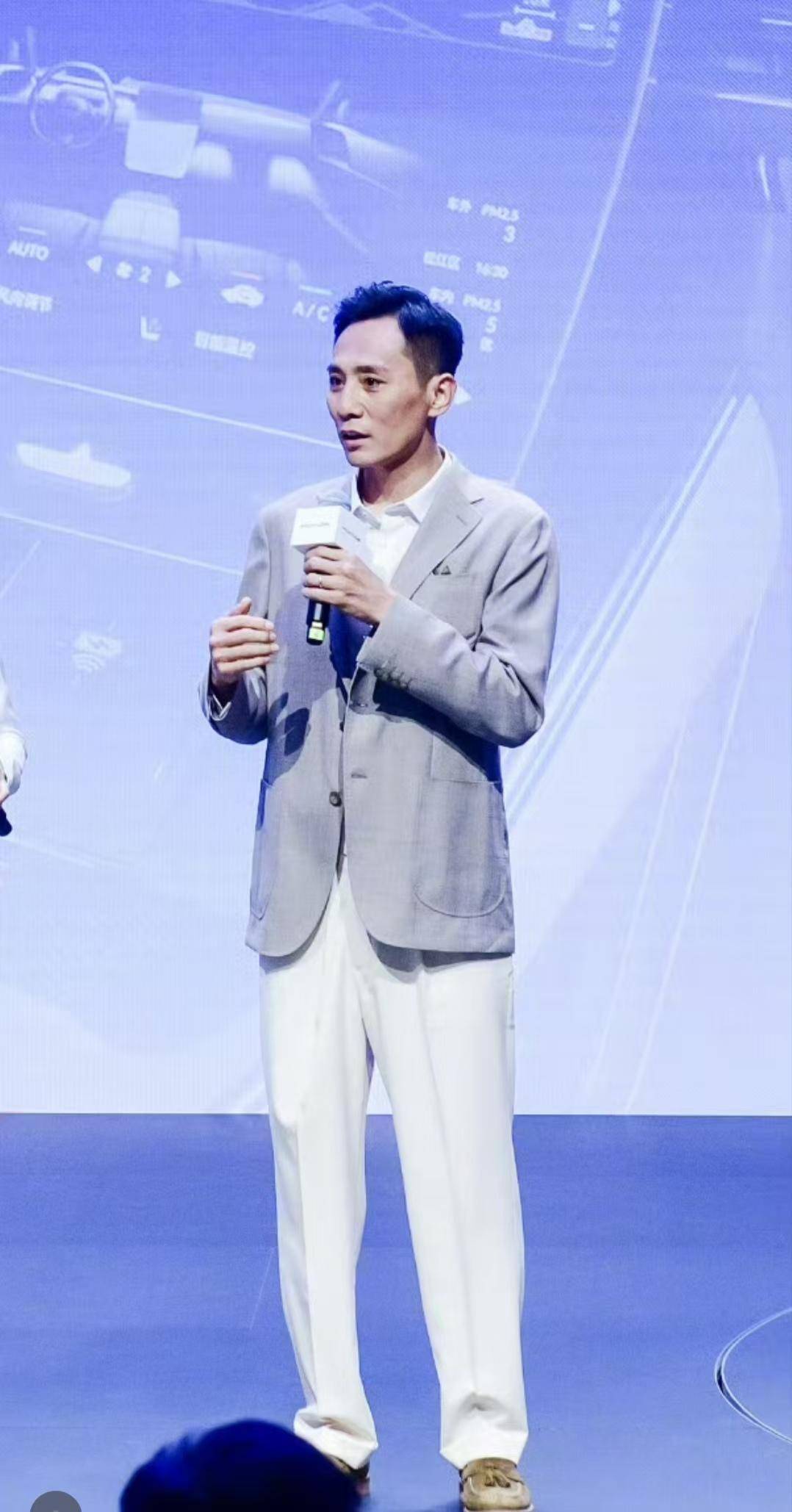 刘烨出席活动被指“瘦到皮包骨”，曾为角色减肥十六七斤