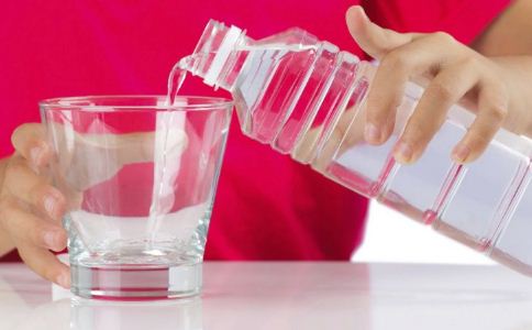 健康养生之道：中医推荐 8 种需多喝水的水