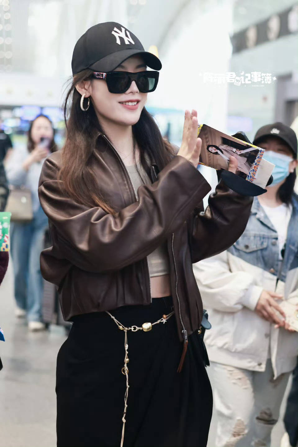 陈丽君穿咖色皮夹克霸气酷飒 与粉丝热情打招呼反差拉满