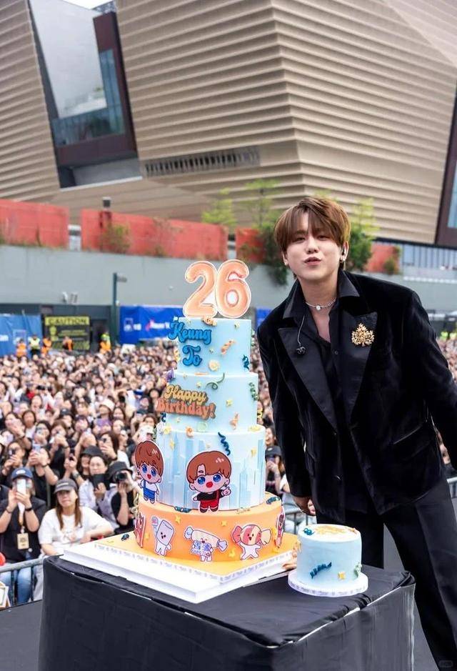 原创            还是没藏住！谢霆锋连开4天演唱会，没能压住香港顶流生日会热度