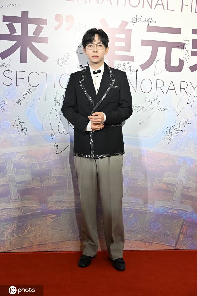 胡夏出席华伦天奴携手北京电影学院举办的“注目未来”单元荣誉典礼