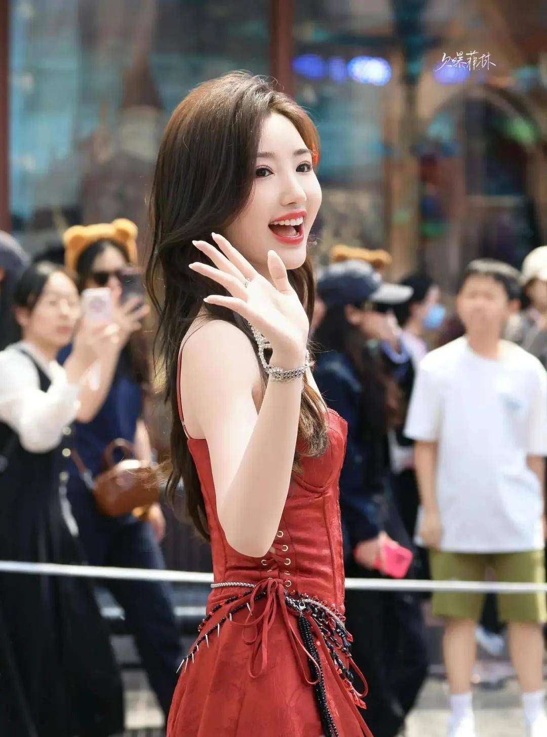 原创            毛晓彤穿红裙跳拉丁舞明媚而热辣！37岁她臀腰比例绝了