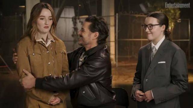 台下关系融洽！《最后的生还者》乔尔男演员安慰、拥抱艾比女演员