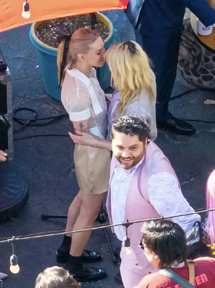 暮光之城女主与相恋6年女友结婚 两人在家中举办私人婚礼