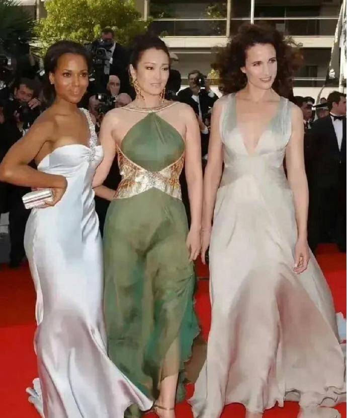 巩俐输得太彻底，穿一袭绿色肚兜裙同框外国美女，显得廉价没档次 ​ ​​​