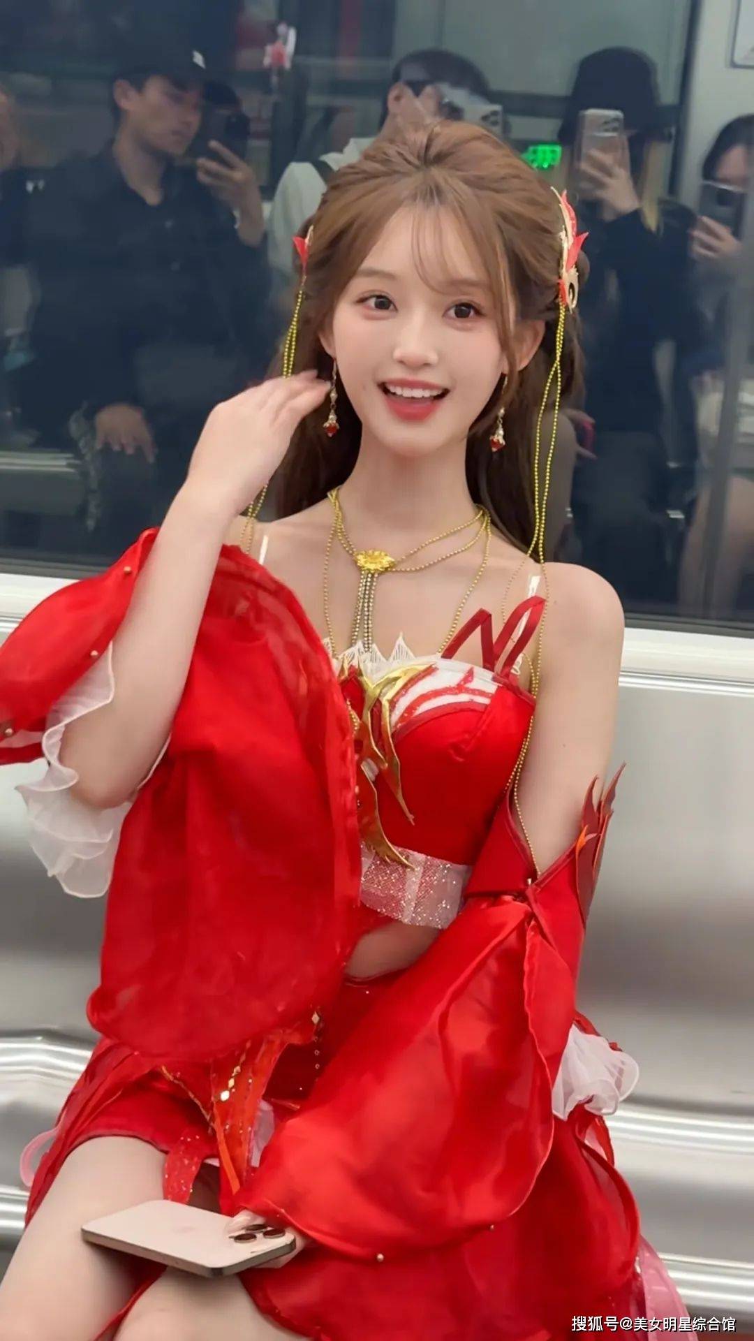 最美火灵儿现身地铁，仙气飘飘，石昊在哪里！