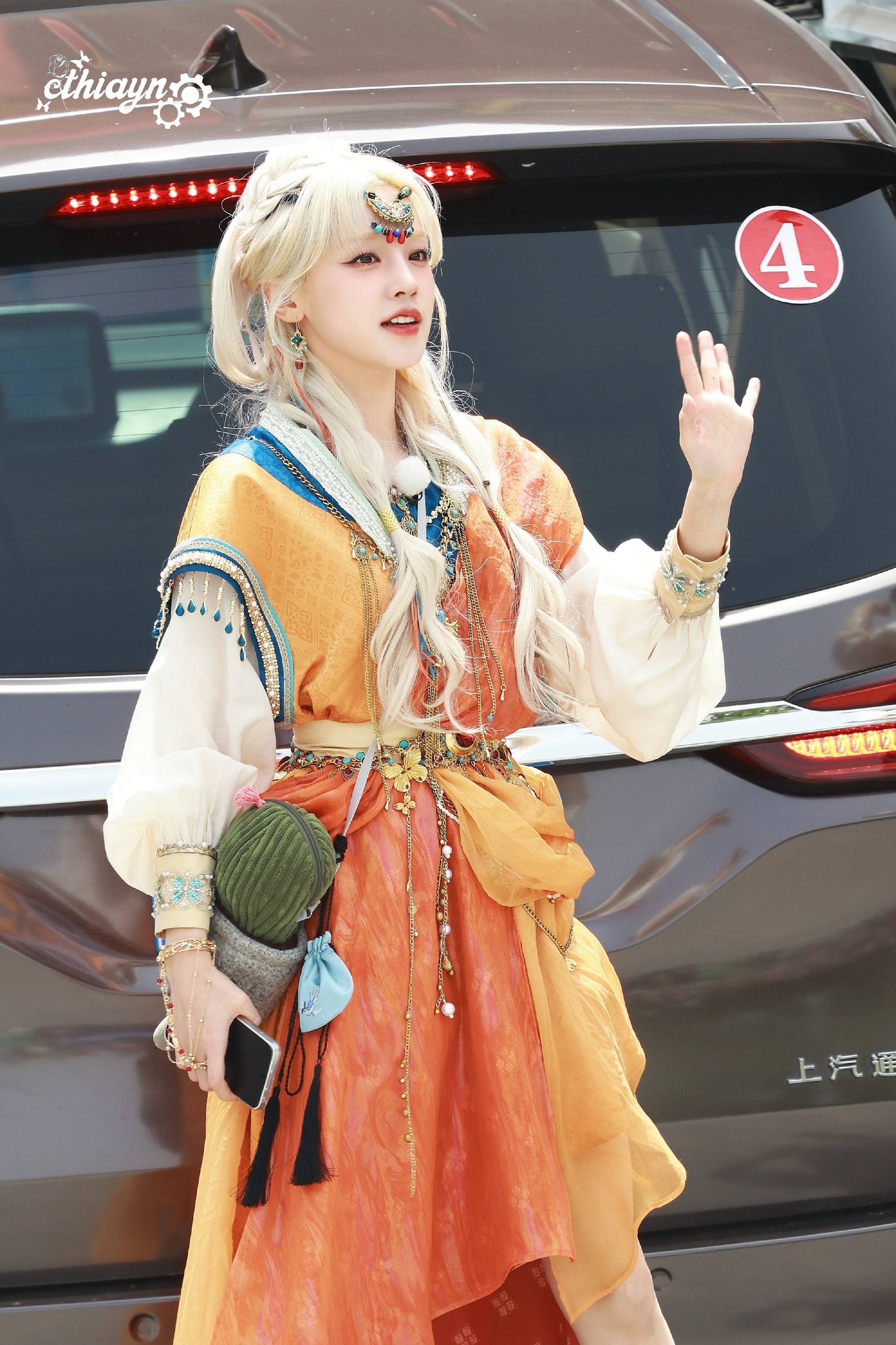 宋雨琦穿橙色古装灵动又活泼 一头金发宛如芭比