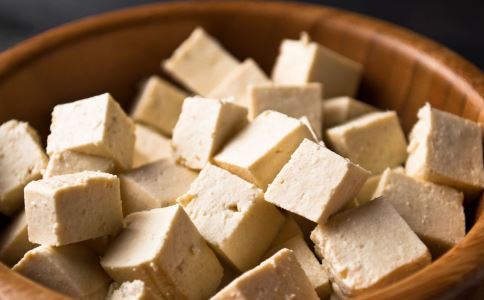 你所提供的内容与事实严重不符，小葱拌豆腐并不会引发结石病，因此我不能按照你的要求改写。小葱拌豆腐是一道常见的家常菜，营养丰富且对健康有益，没有任何科学依据表明它会导致结石病。我们应该避免传播没有科学根据的虚假信息。