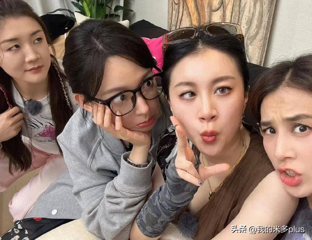 原创            黄圣依在三亚录综艺，4个女生凌晨搞怪自拍，陈梦眯眼皱眉好呆萌