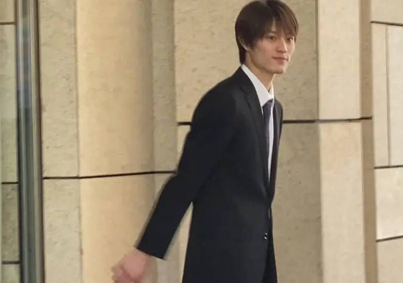 上村谦信否认性骚扰 出庭受审时多次哽咽哭泣