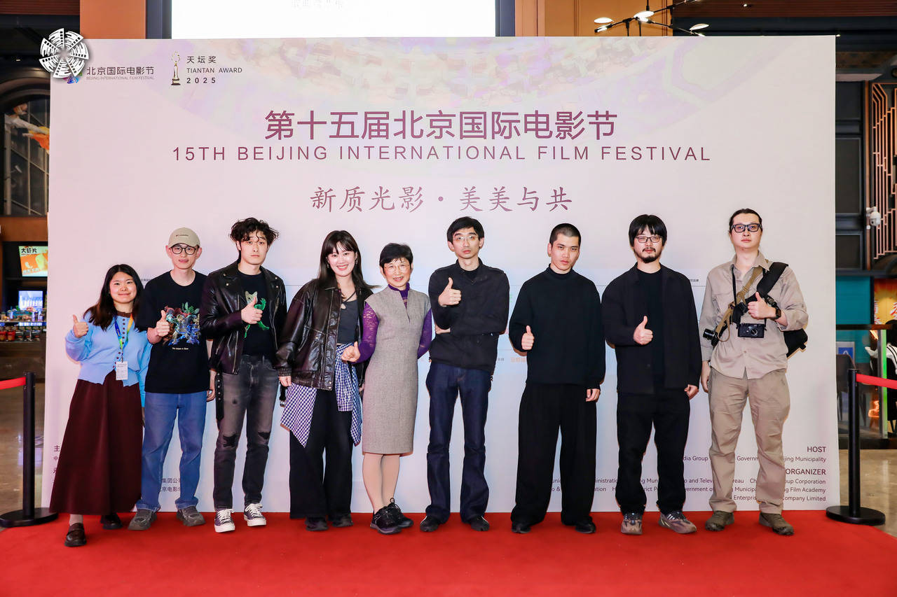 浙江出品《世界日出时》北影节首映，观众排长队与导演分享感受