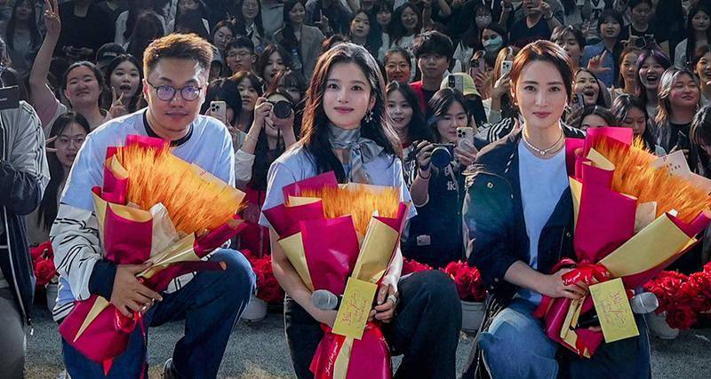 “迫不及待想要给家人一个拥抱”！电影《独一无二》主创空降成都 观影现场收获感动