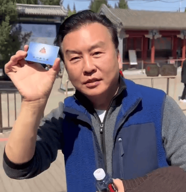 央视知名主持人刷敬老卡入园，网友：不敢相信，他已经60岁了？
