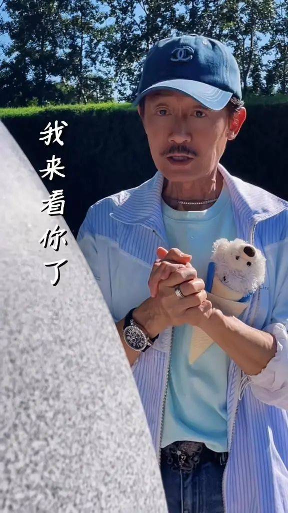 原创            陈勋奇到墓地探望周海媚，为故友献上鲜花，演唱《红尘情歌》落泪