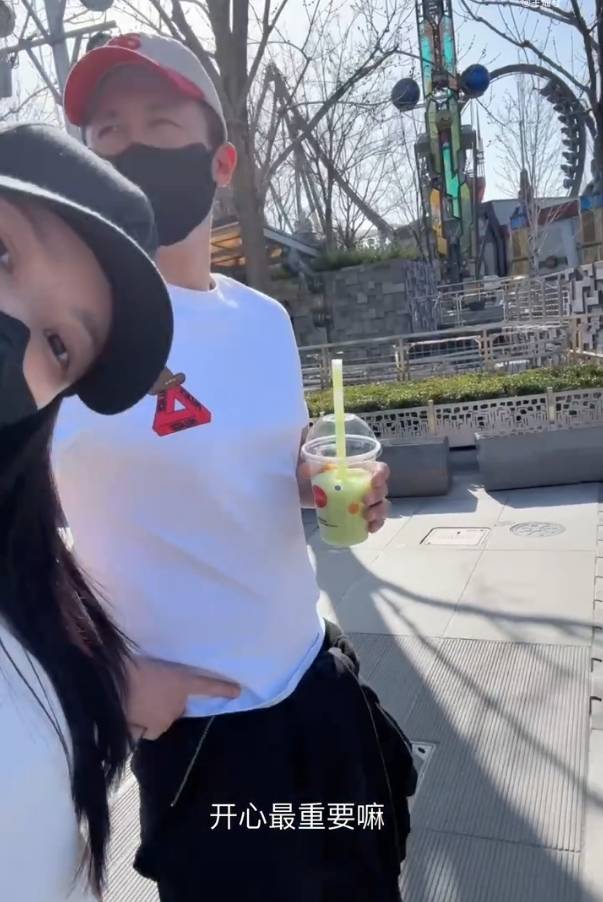 王灿晒与杜淳游玩环球影城vlog 二人牵手同游恩爱有加