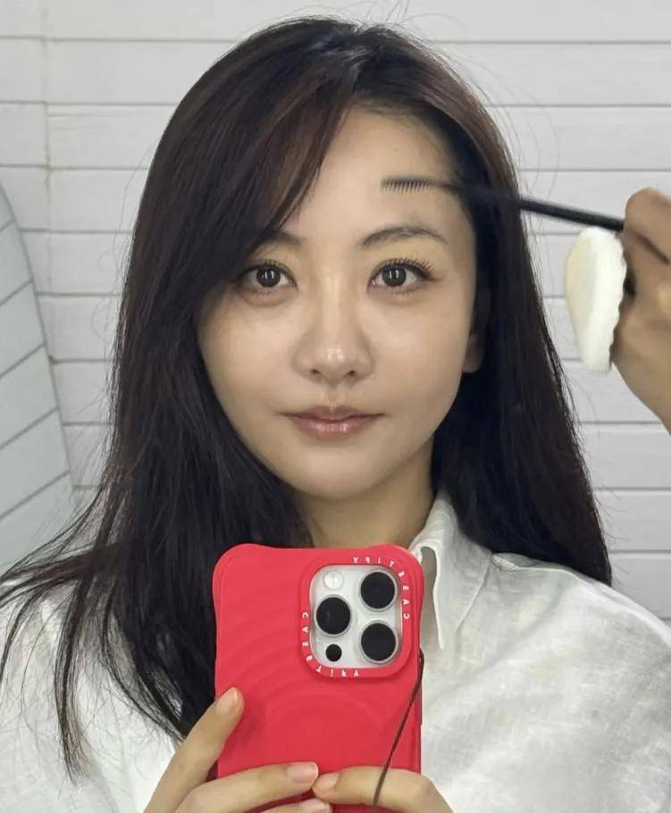 原创            女星杨蓉晒怼脸拍生图，暴露43岁真实状态，直言工作人员不让发