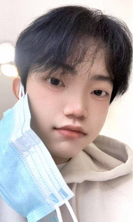 原创            22岁帅哥左帅磊白血病去世，自曝住新房甲醛超标，骨灰撒入黄河