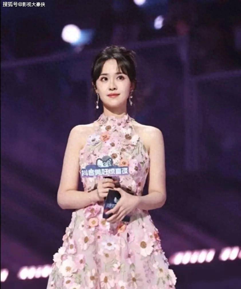 原创            房琪人设崩上热搜！叶童回怼撕开网红圈遮羞布，网友：智商真堪忧