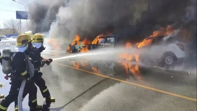北京一女子默念平安烧纸祈福，却引燃9辆车！警方通报