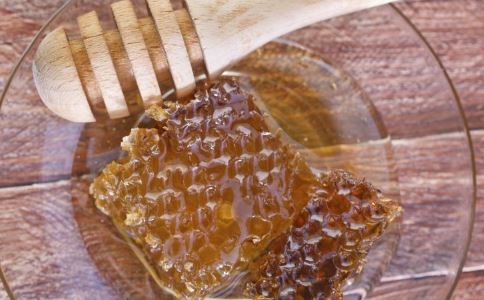 喝蜂蜜水要注意什么 蜂蜜水的好处有哪些 哪些人不能喝蜂蜜水