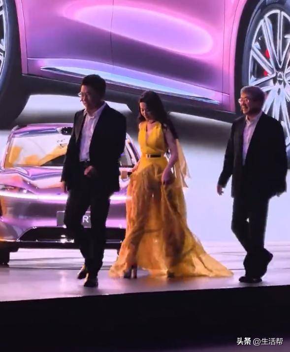 余承东和刘亦菲合照害羞了，手都不知道该放哪！网友：演我追星