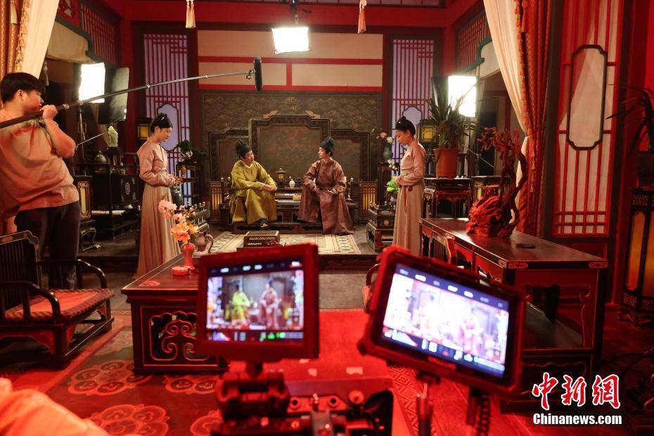 中外嘉宾在山东乐陵影视城“入戏”观演