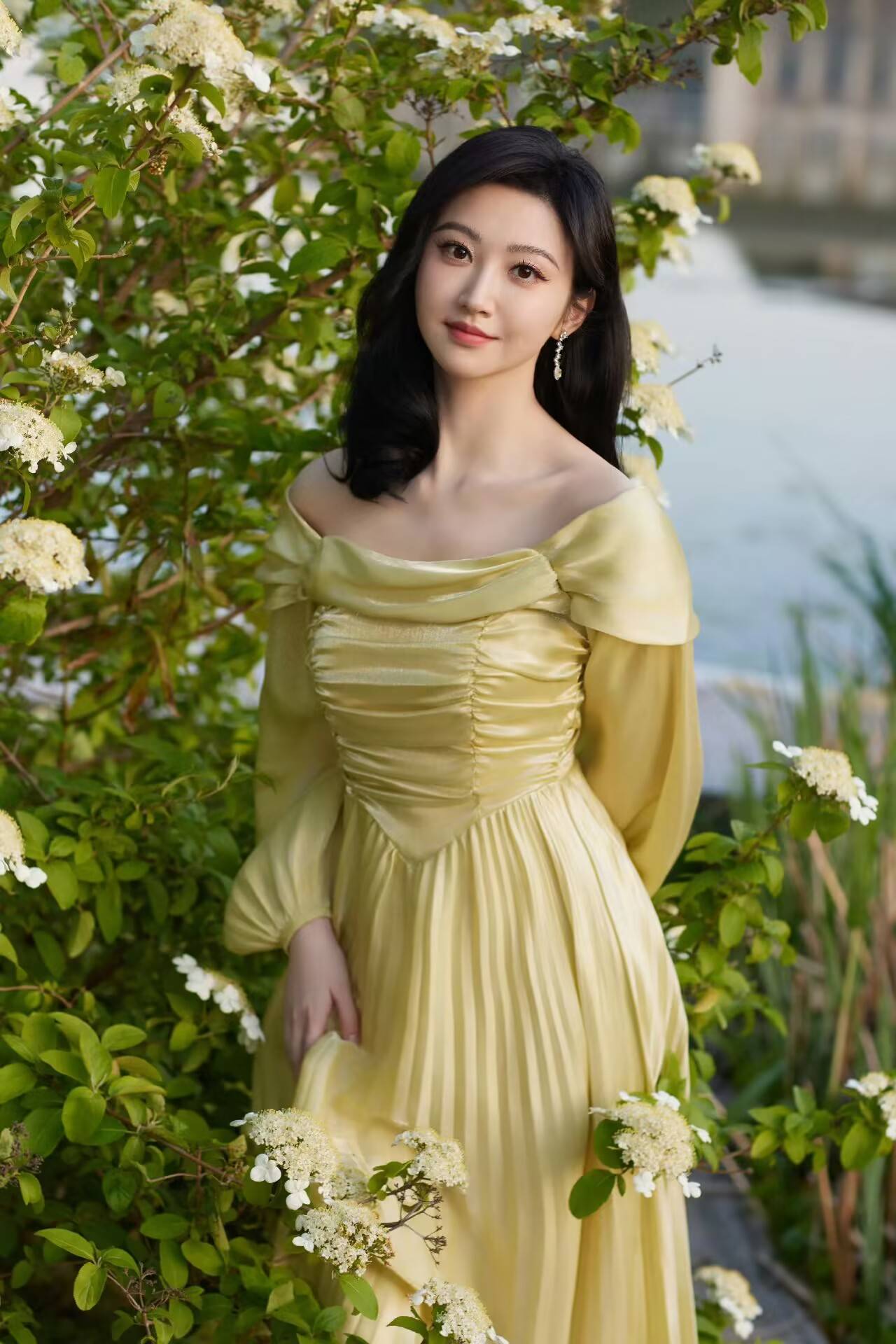 女星景甜暖春告白：立于花叶秘境，诉说甜蜜幸福！