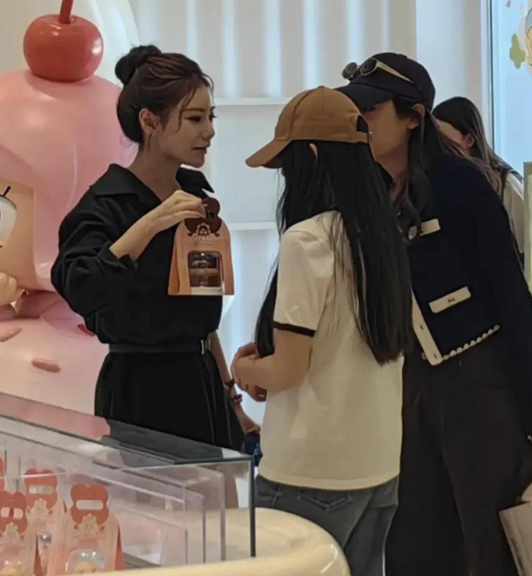 原创            玥儿活成小公主！马筱梅带她买衣服做头发，过生日全家人陪着逛街