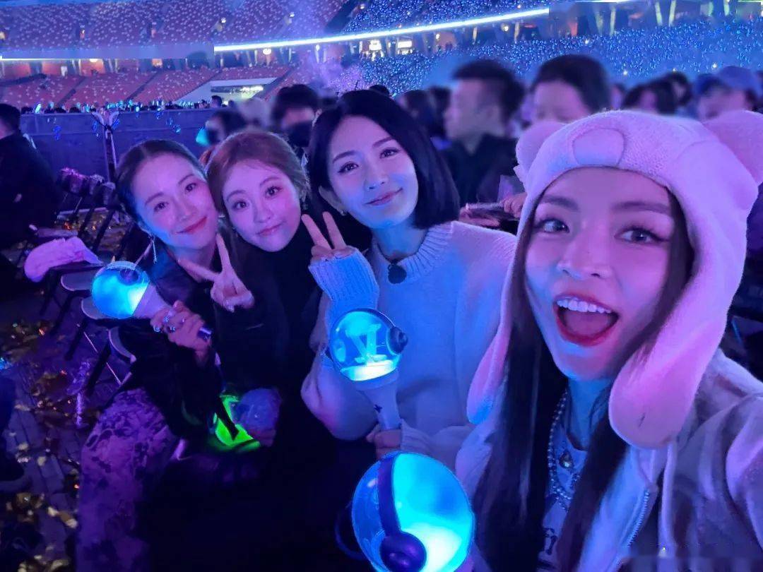 美女rapper去看张杰演唱会了！