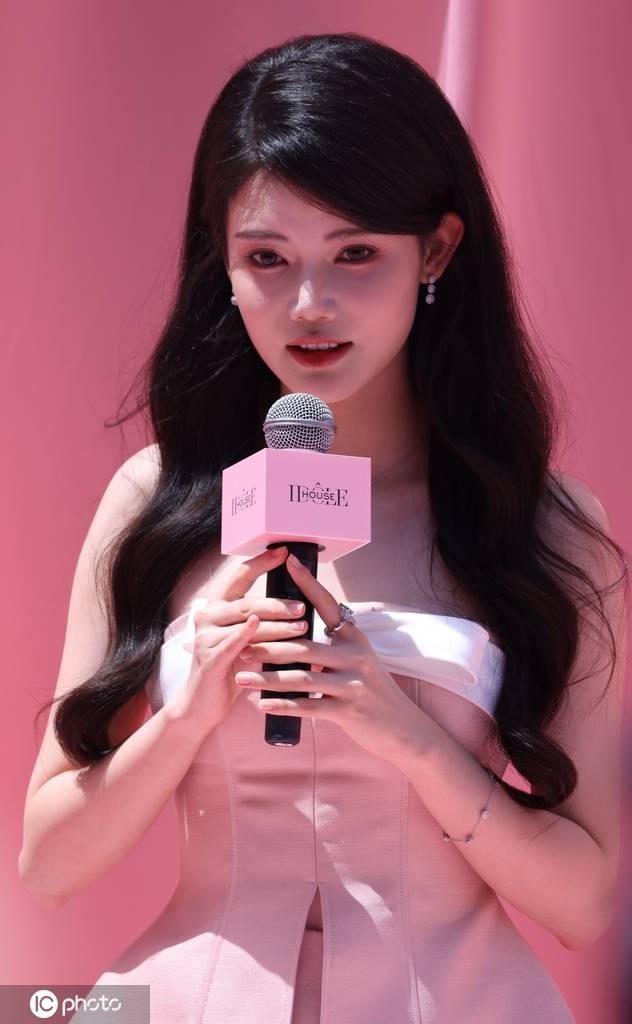 孙珍妮身穿粉色裙子出席上海兰蔻活动