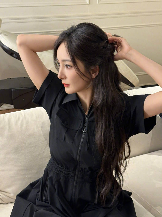 杨幂一身黑衣温柔大气 手揪朝天麻花辫灵动活泼