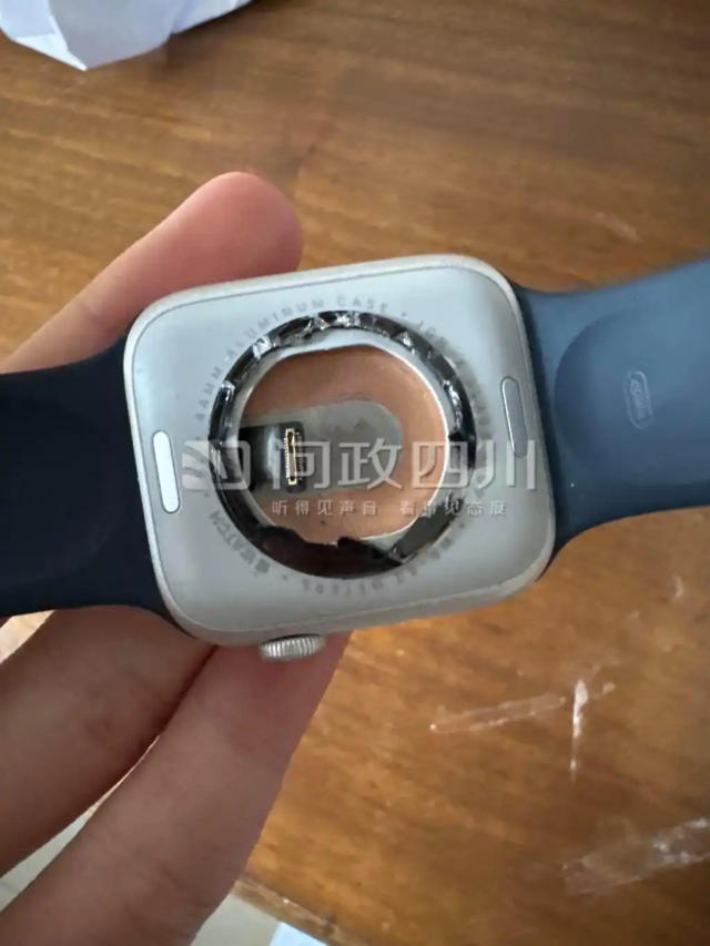 教师要求学生砸毁手机手表，过度惩戒还是“情有可原”？