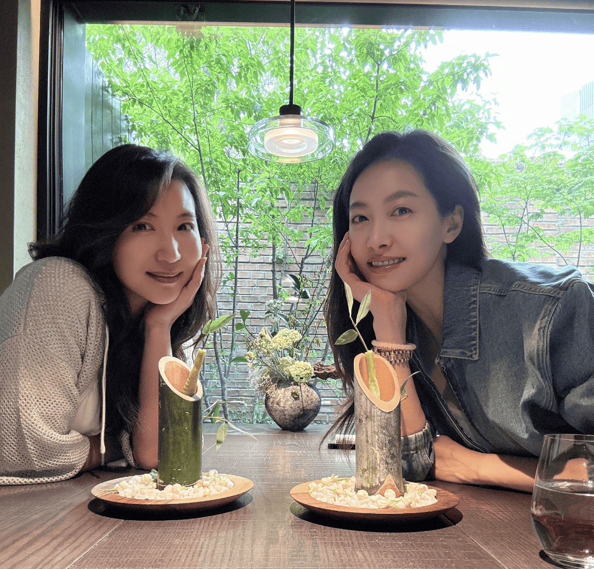 陈好与宋茜聚餐合影笑容灿烂！二人互相投喂拍照关系好