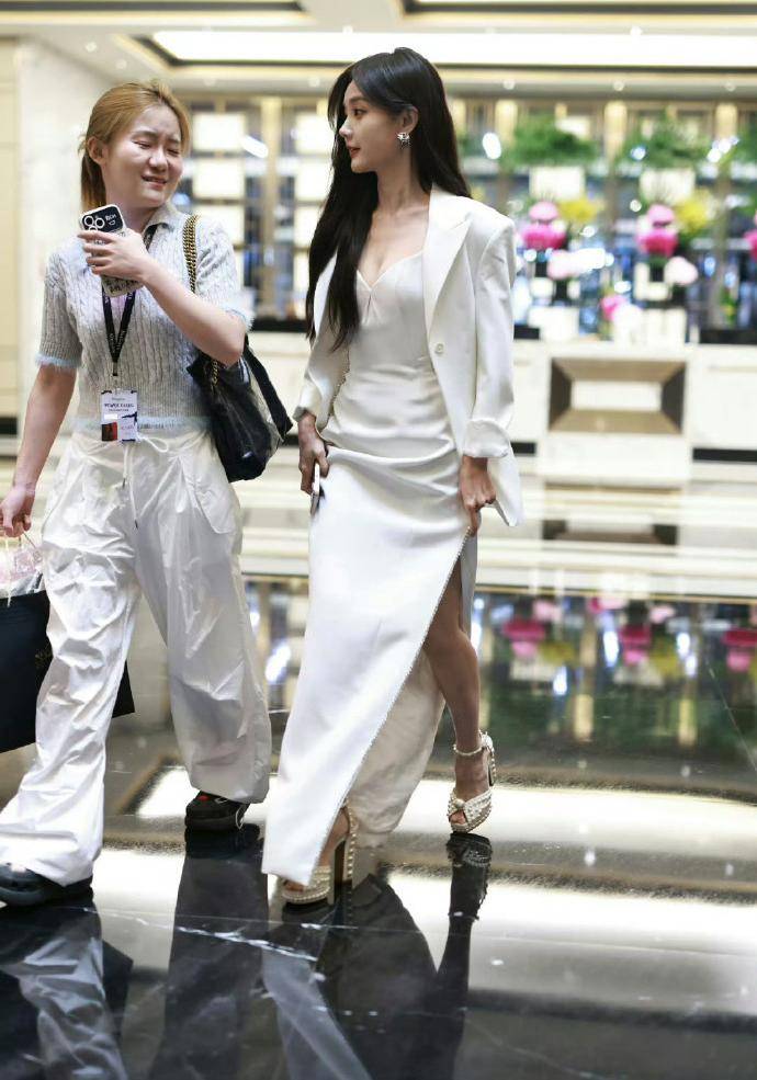 李一桐穿职业装霸气出场