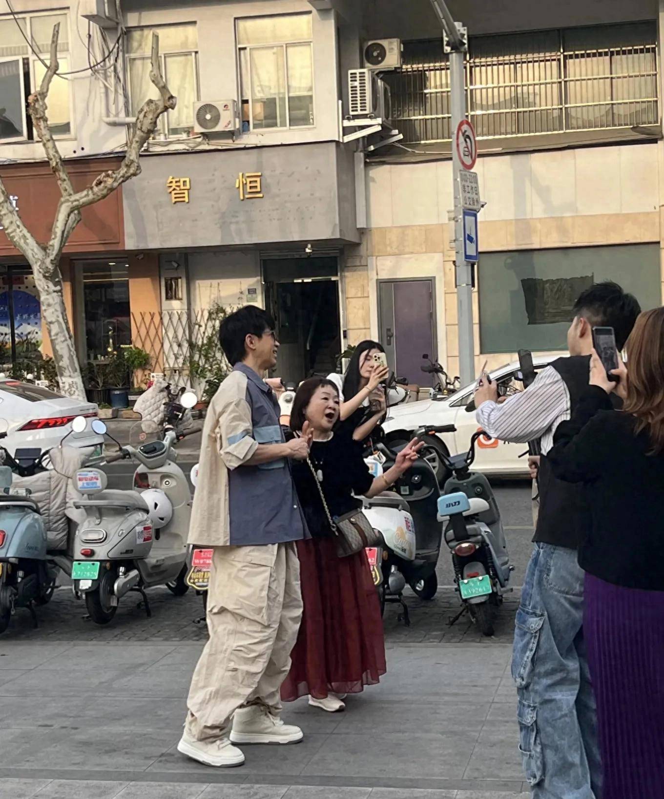 原创            54岁光良在苏州逛街，穿的裤子皱巴巴，身材矮小，脸部有了苍老感