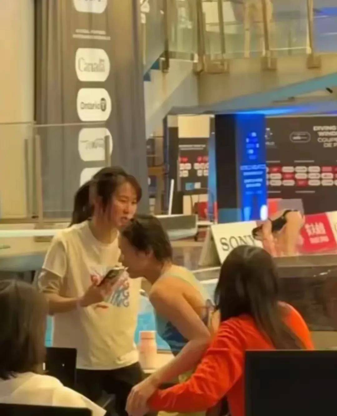 18岁全红婵坐41岁郭晶晶怀里撒娇！跳水队＂祖孙三代＂同框