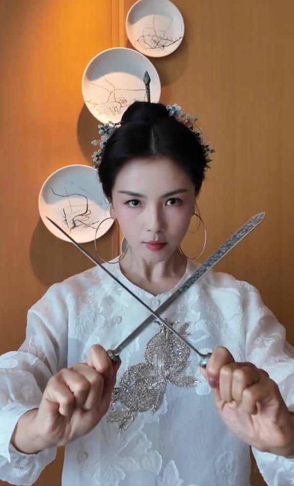 刘涛佩戴福州“三条簪”英姿飒爽 眼神坚定侠女风范十足