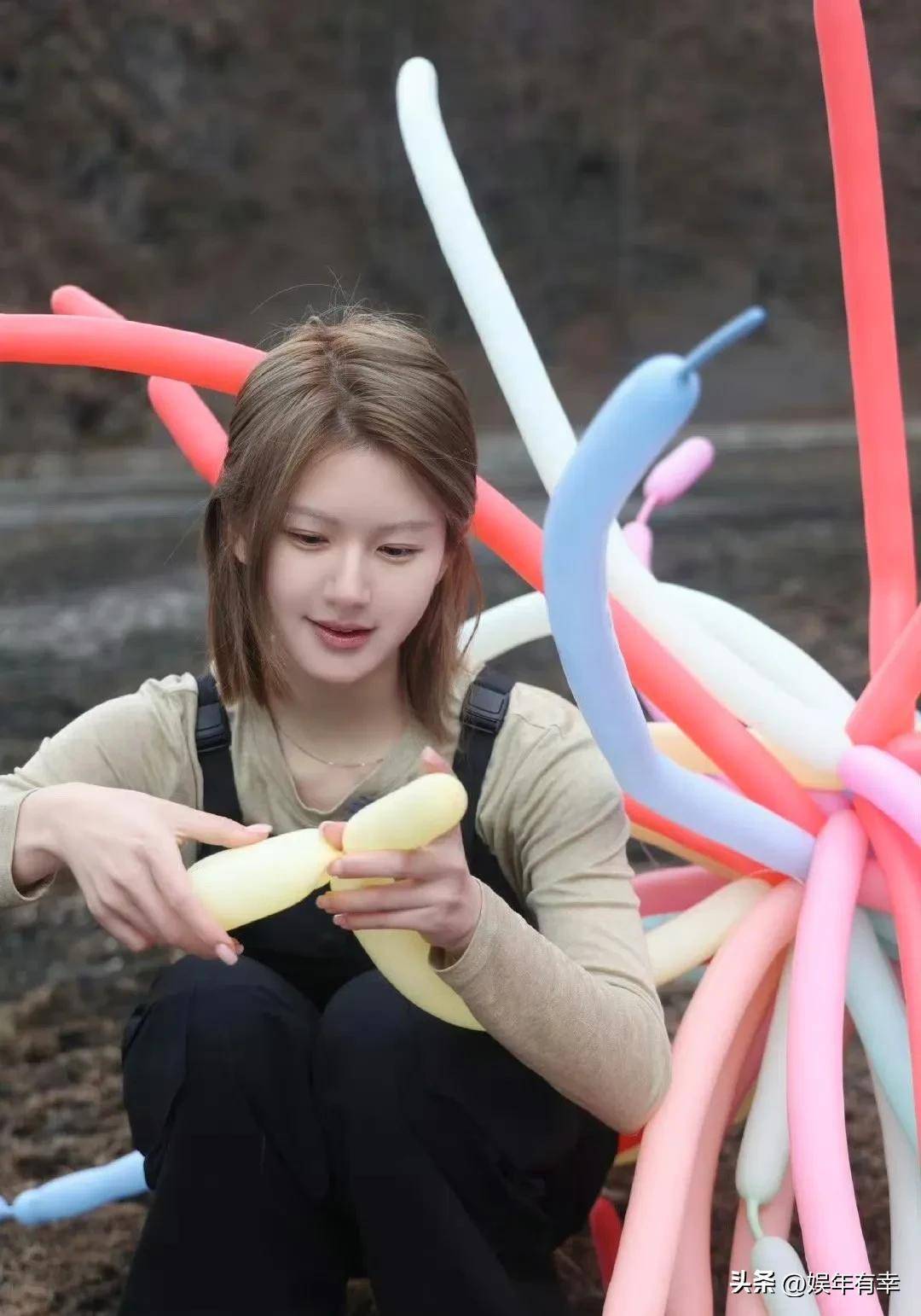 原创            赵露思个人综艺《小小的勇气》停播了，网友：看来举报真的管用！