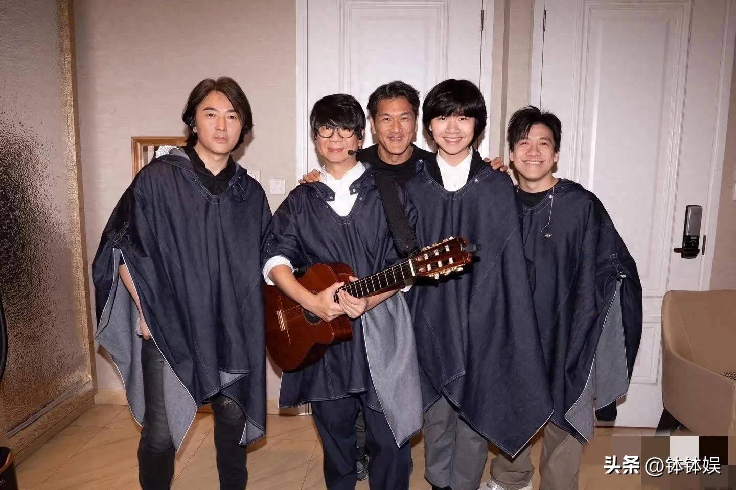 原创            郑伊健香港举办歌友会，观看视频感性落泪，约300人参加场面大