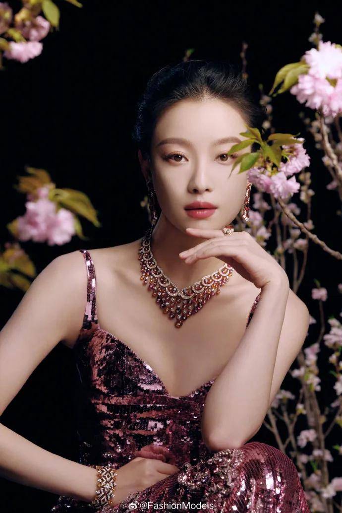 原创            倪妮北影节闭幕红毯写真美爆了！魔鬼身材性感火辣