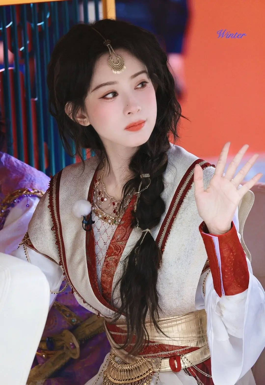 孟子义化身异域公主魅惑动人 热情打招呼活泼明媚