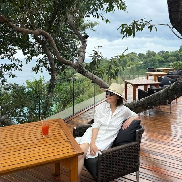 刘嘉玲红毯造型翻车，透视裙暴露身材短板，网友：该换造型师了