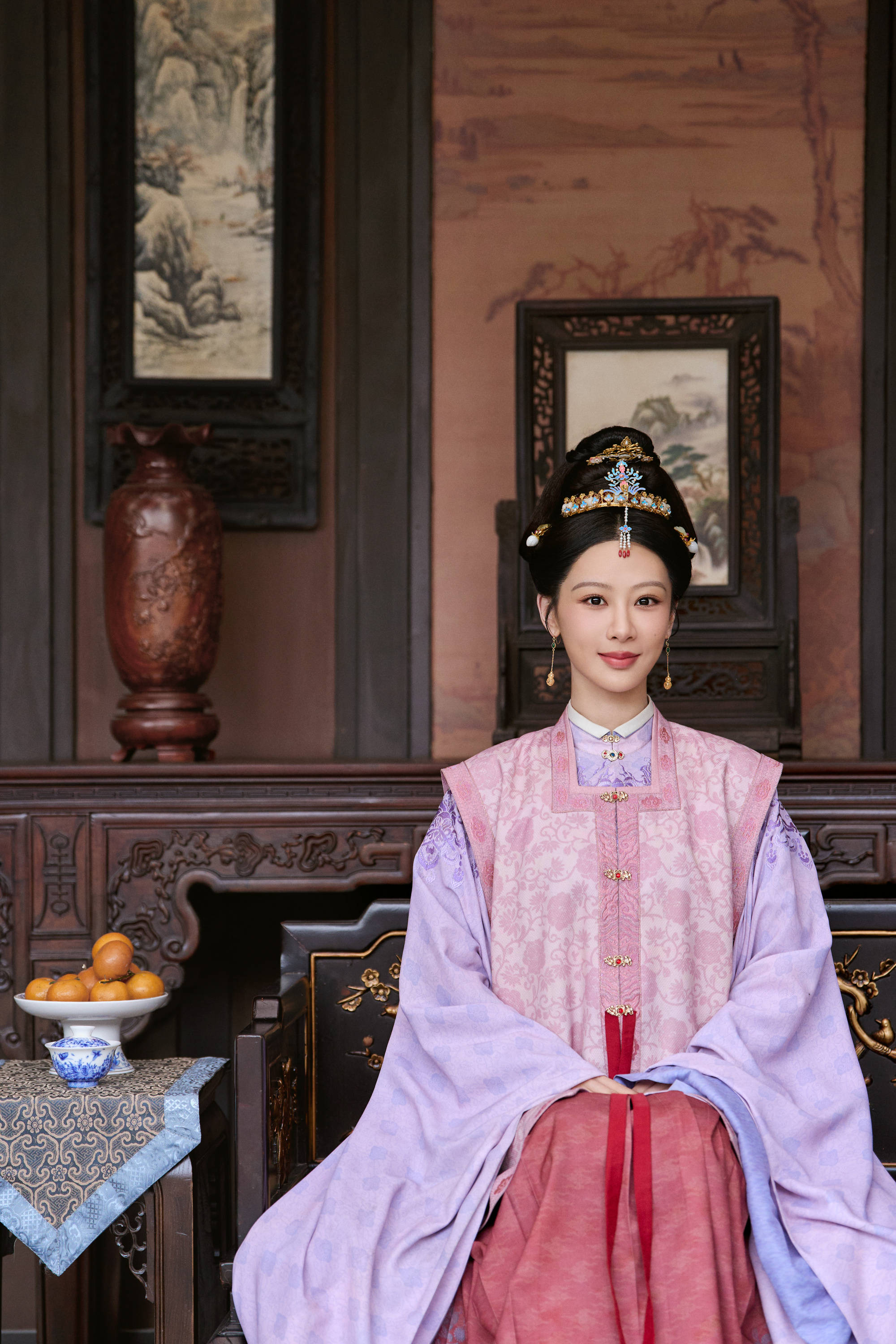 杨紫穿粉紫色古风长裙优雅大气 盘发戴抹额精致明媚