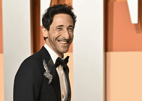 原创            巨星来啦！就在刚刚，奥斯卡影帝现身泉州西街，引发网友热议