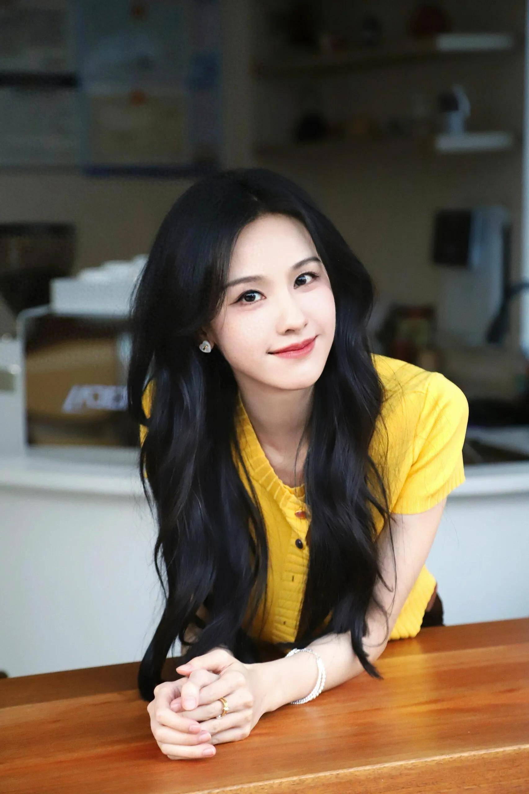 陈都灵身着黄色短袖上衣，既舒适又不失格调