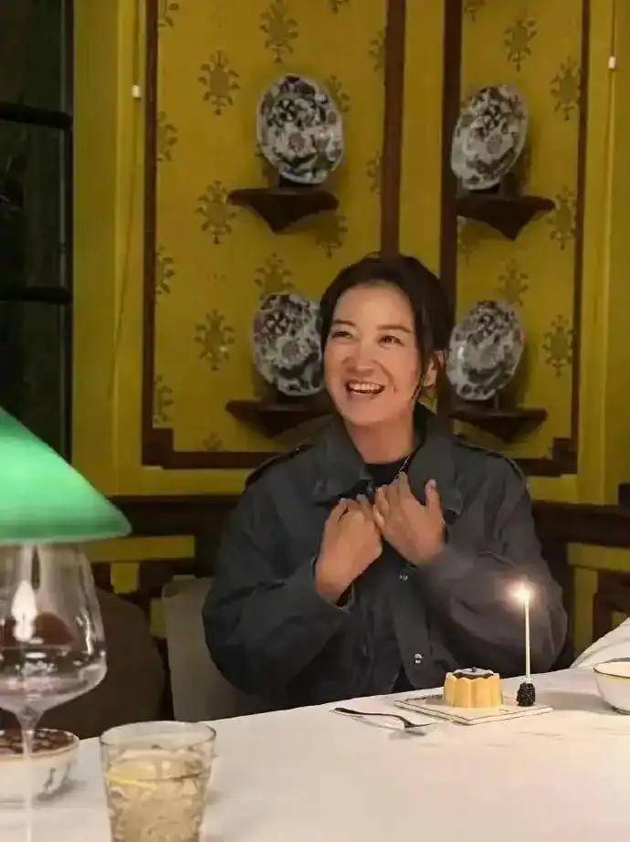 贾玲43岁庆生照曝光，网友：本人超瘦，谁说她复胖了？